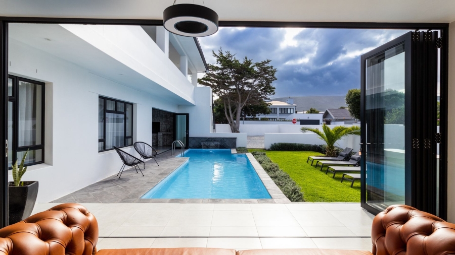 9 Bedroom Property for Sale in Westcliff Western Cape